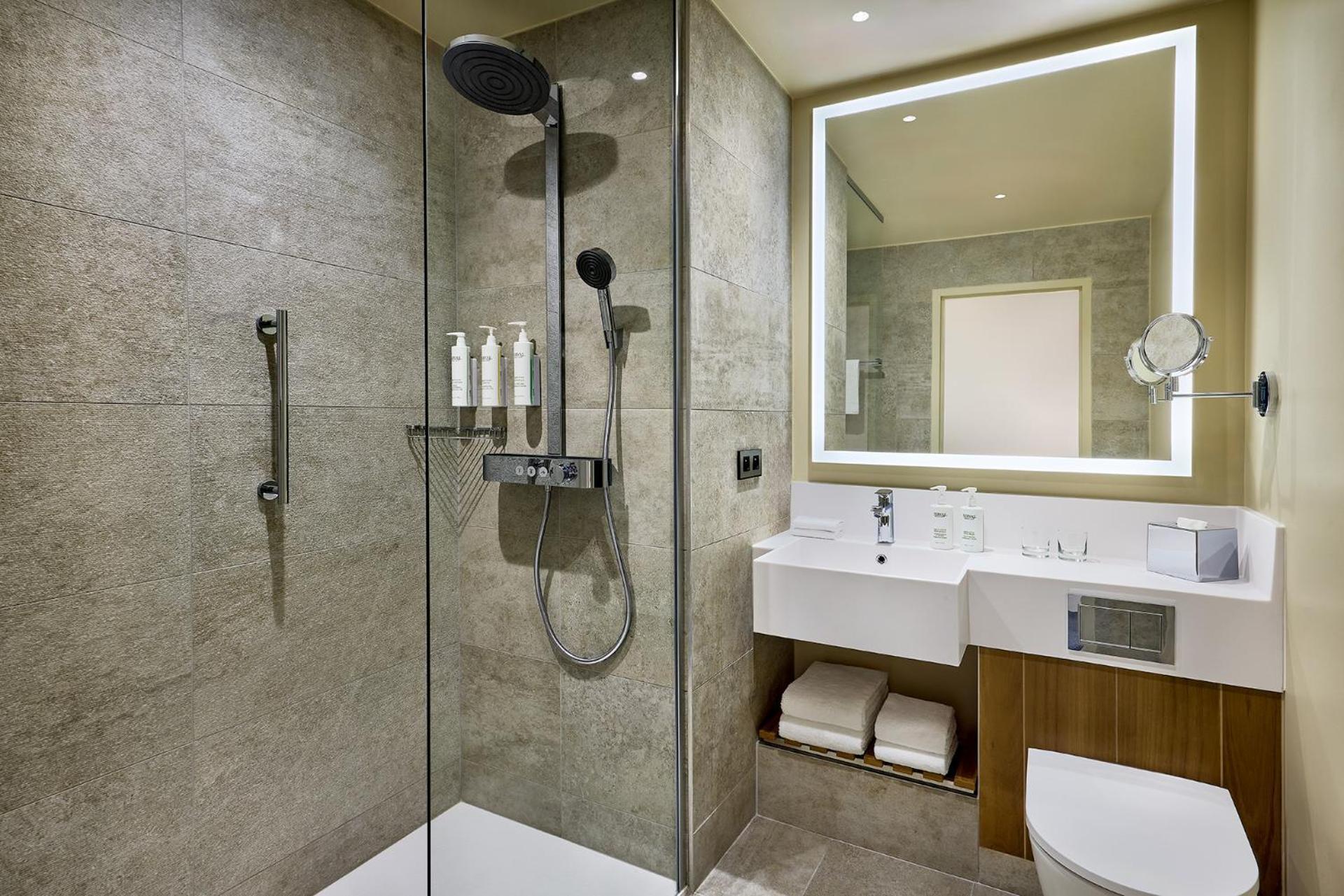 Courtyard By Marriott Lyon Eurexpo Stadium เฌอนาส์ ภายนอก รูปภาพ