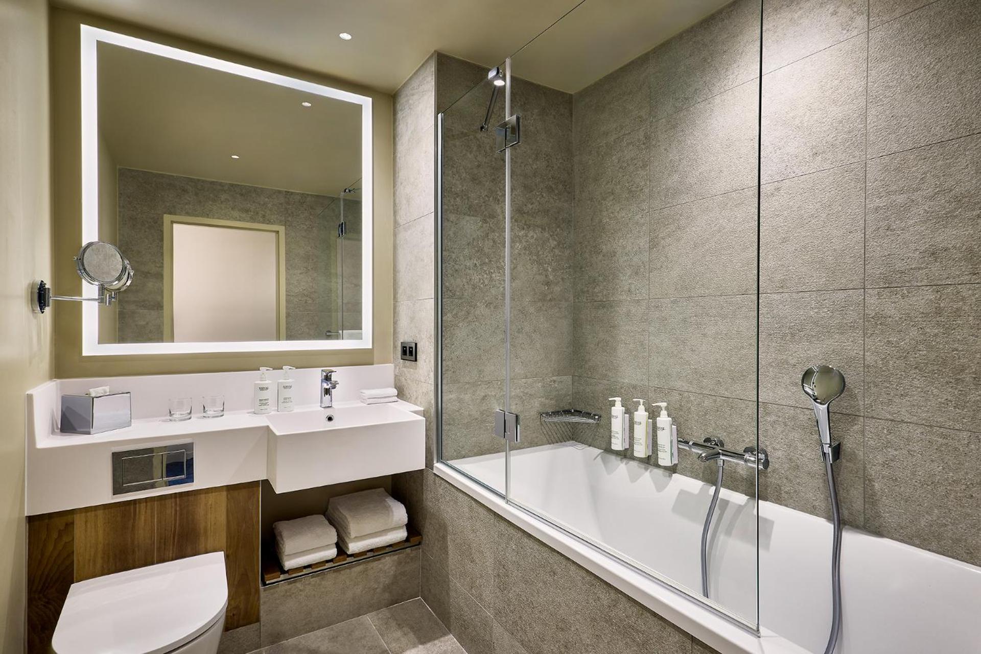 Courtyard By Marriott Lyon Eurexpo Stadium เฌอนาส์ ภายนอก รูปภาพ