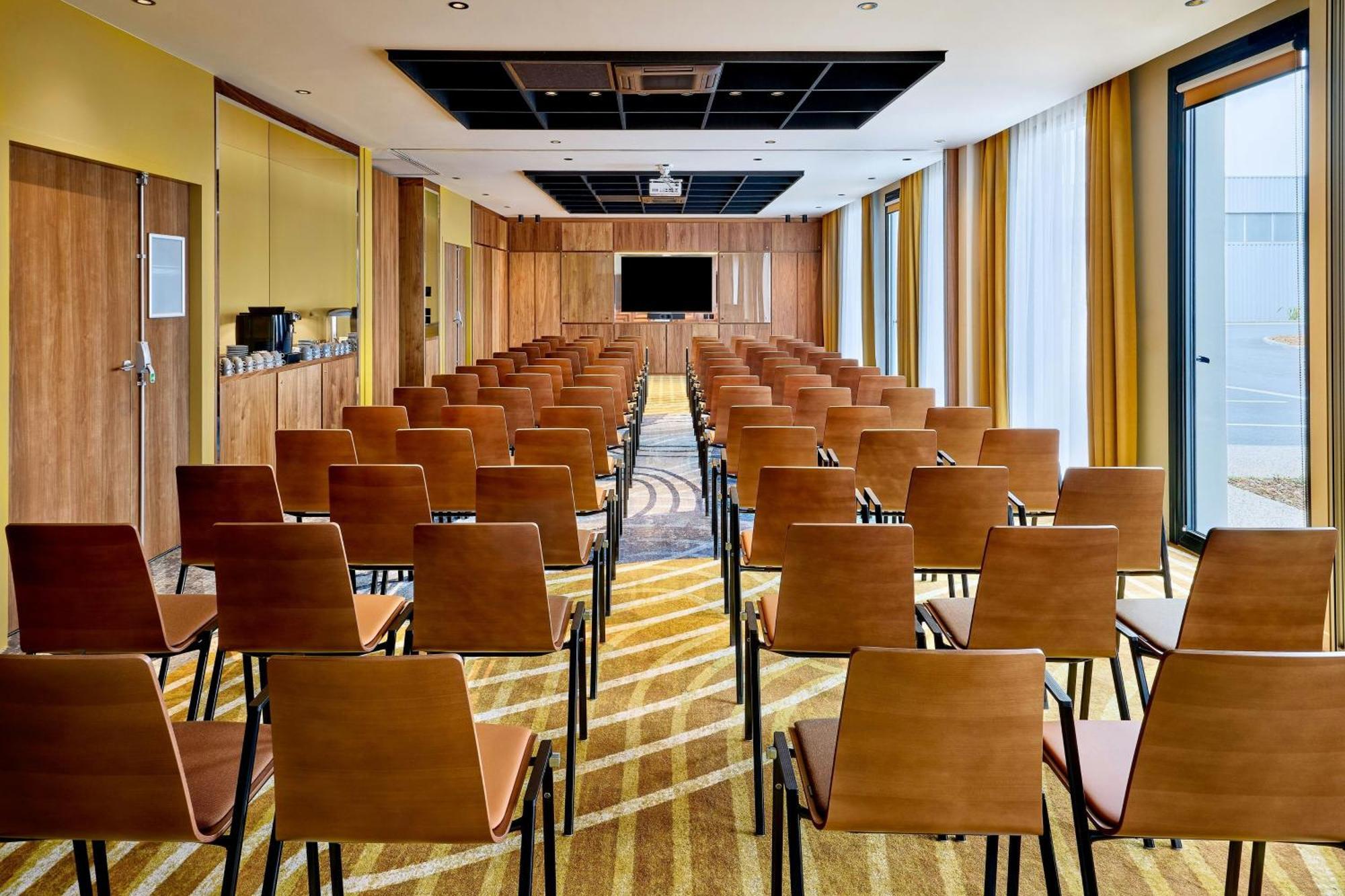Courtyard By Marriott Lyon Eurexpo Stadium เฌอนาส์ ภายนอก รูปภาพ